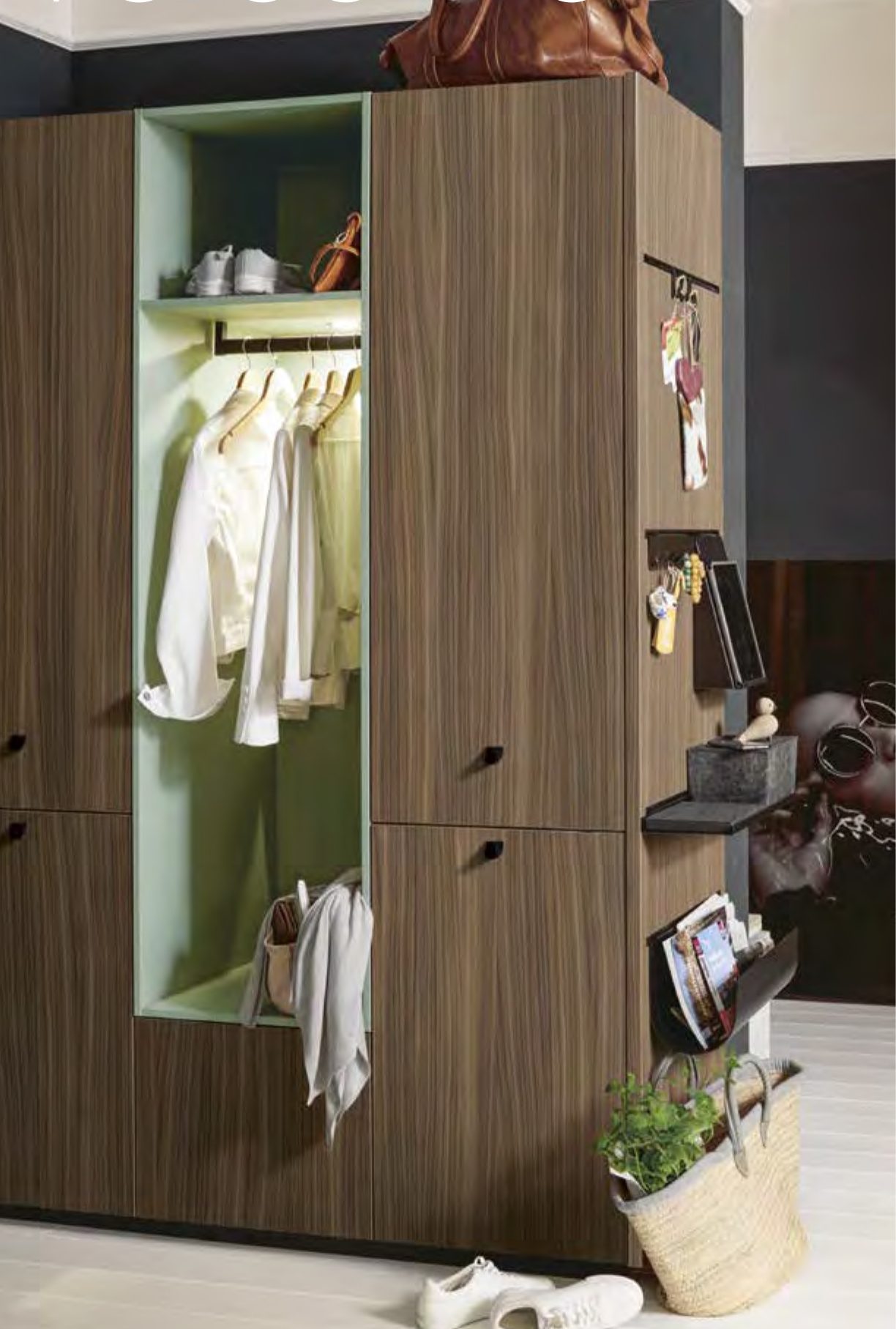Dressing à penderie ouverte avec fond de couleur et colonnes fermées